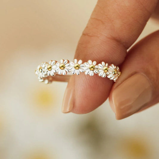 Elegant Blossoming Daisy Ring